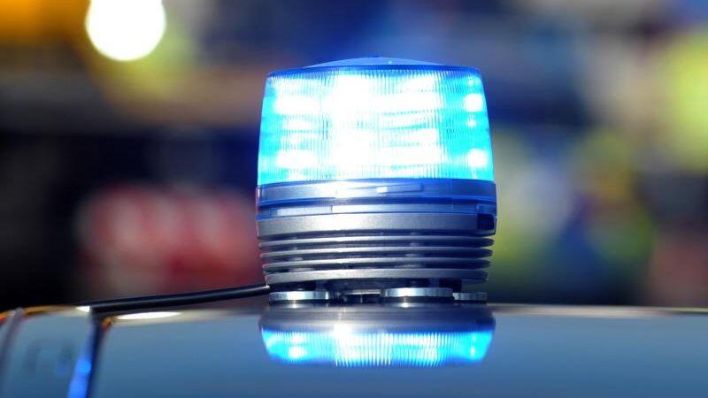 Das Blaulicht eines Streifenwagens der Polizei leuchtet. Foto: Stefan Puchner/Archiv
