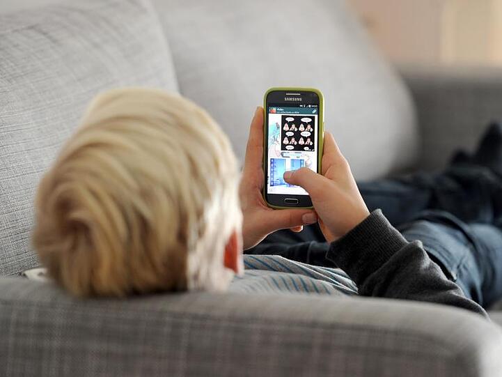 55 Prozent der Eltern berichten in einer Umfrage von schlechten Erfahrungen ihrer Kinder im Netz oder von übermäßiger Nutzung.