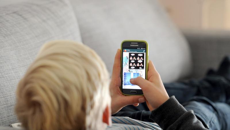 55 Prozent der Eltern berichten in einer Umfrage von schlechten Erfahrungen ihrer Kinder im Netz oder von übermäßiger Nutzung. 55 Prozent der Eltern berichten in einer Umfrage von schlechten Erfahrungen ihrer Kinder im Netz oder von übermäßiger Nutzung.