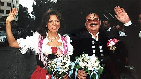 "Mei Uschi, heit hab i wieder a Freid": Rudolph Moshammer und Uschi Dämmrich von Luttitz als heiteres Wiesn-Pärchen.