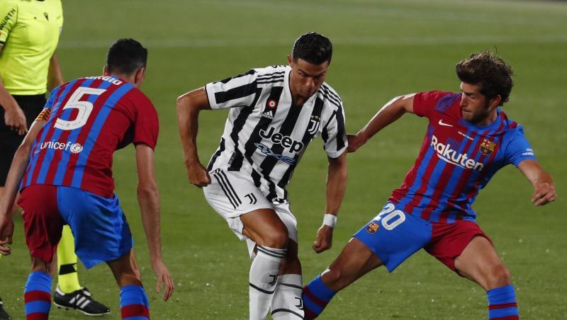 Cristiano Ronaldo (M.) will laut seinem Trainer bei Juventus Turin bleiben.
