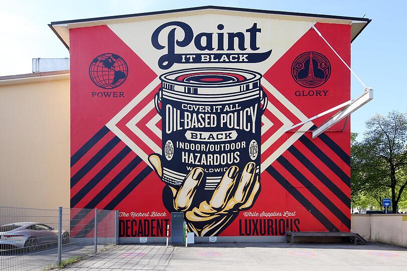 Sehenswert: "Paint it Black" heißt dieses riesige Wandgemälde an der Leonrodstraße.