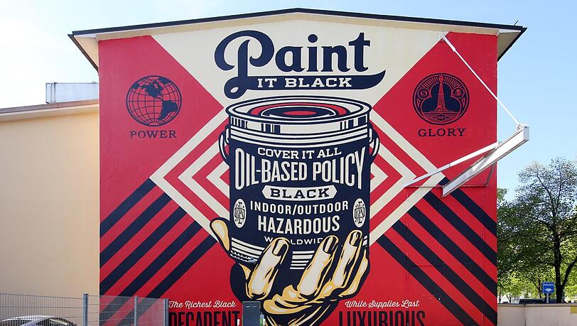 Sehenswert: "Paint it Black" heißt dieses riesige Wandgemälde an der Leonrodstraße.