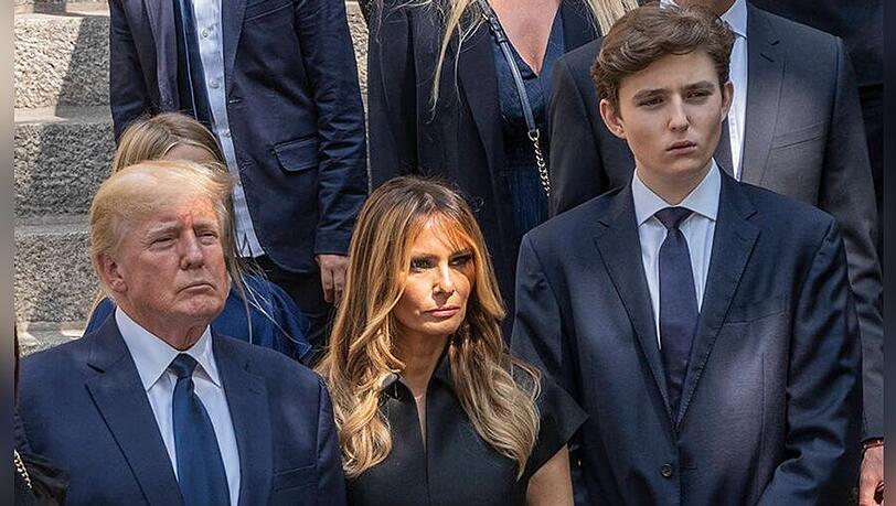 Barron Trump (re.) nahm mit seinen Eltern Donald und Melania Abschied von Ivana Trump, der Exfrau seines Vaters.