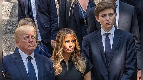 Barron Trump (re.) nahm mit seinen Eltern Donald und Melania Abschied von Ivana Trump, der Exfrau seines Vaters.