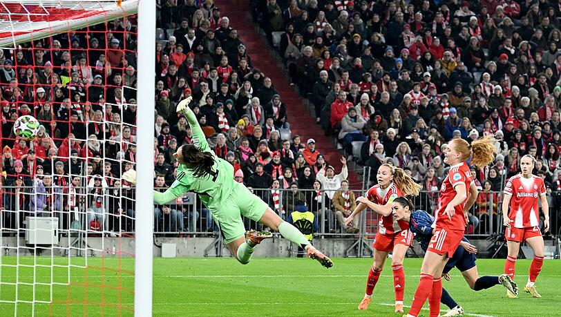 Arsenals Emily Fox erzielt das Tor zum 1:0 für Arsenal. Arsenals Emily Fox erzielt das Tor zum 1:0 für Arsenal.