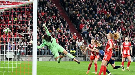 Arsenals Emily Fox erzielt das Tor zum 1:0 für Arsenal.