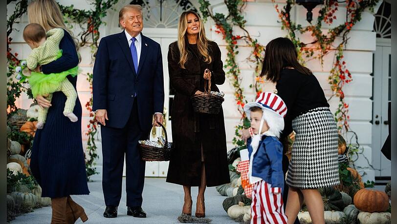 Melania und Donald Trump begr&uuml;&szlig;en verkleidete Kinder auf dem S&uuml;drasen des Wei&szlig;en Hauses.