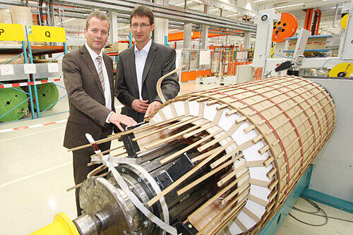 Positive Entwicklung an der Wickelmaschine: OB Ulrich Maly freut sich mit Werksleiter Michael Amon über die neue Siemens-Werkhalle auf dem alten AEG-Gelände.