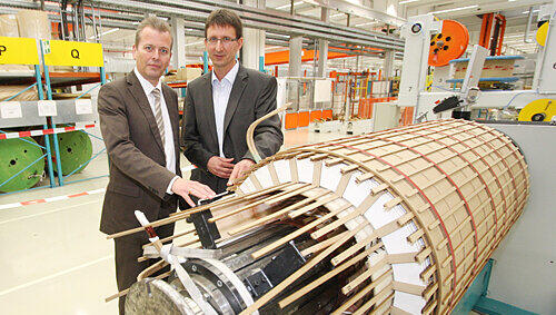 Positive Entwicklung an der Wickelmaschine: OB Ulrich Maly freut sich mit Werksleiter Michael Amon über die neue Siemens-Werkhalle auf dem alten AEG-Gelände. Positive Entwicklung an der Wickelmaschine: OB Ulrich Maly freut sich mit Werksleiter Michael Amon über die neue Siemens-Werkhalle auf dem alten AEG-Gelände.