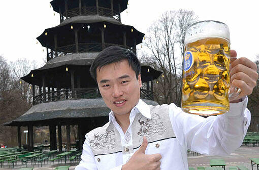 Hobbysänger Guangya Su mit einer Maß Bier &ndash; natürlich am Chinesischen Turm.