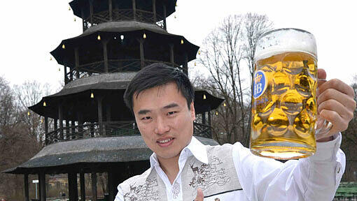 Hobbysänger Guangya Su mit einer Maß Bier – natürlich am Chinesischen Turm. Hobbysänger Guangya Su mit einer Maß Bier – natürlich am Chinesischen Turm.