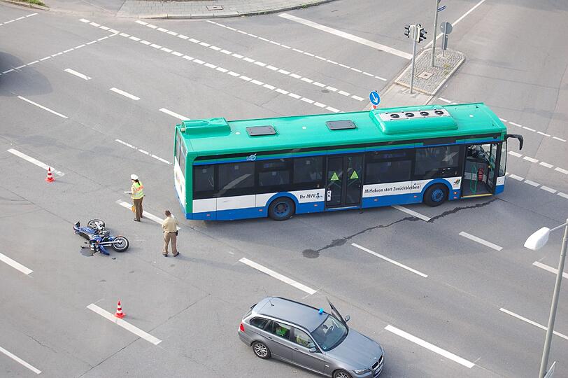Luftaufnahme: Das Motorrad liegt neben dem Linienbus. Einer der Unfallbeteiligten muss bei Rot über die Ampel gefahren sein.