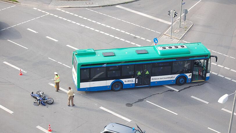 Luftaufnahme: Das Motorrad liegt neben dem Linienbus. Einer der Unfallbeteiligten muss bei Rot über die Ampel gefahren sein. Luftaufnahme: Das Motorrad liegt neben dem Linienbus. Einer der Unfallbeteiligten muss bei Rot über die Ampel gefahren sein.