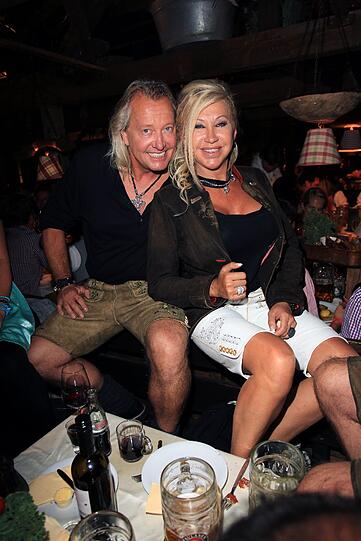 Robert Geiss mit Ehefrau Carmen im Käferzelt.
