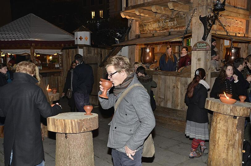 Name: Feuerzangenbowle 
Stand: Marktschänke, Mittelaltermarkt
Preis: 5 Euro
Menge: 0,25 Liter
Sterne: 3/5

FAZIT: Vorsicht vor verbrannten Zungen! Wie bei jeder Feuerzangenbowle, wird der Zucker mit Rum übergossen und angezündet. Der Inhalt ist sehr schwer, geht aber gut runter &ndash; ein angenehmer süßer Nachgeschmack. Cool finde ich den Spezialkrug, der die Bowle aber nicht lange warm hält.