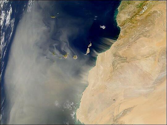 Die Ursache: Das NASA-Satellitenfoto zeigt Wüstenstürme über der westlichen Sahara, die Sand vom afrikanischen Kontinent wehen.