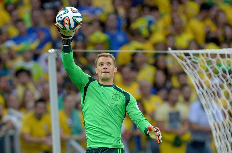 Neuer: Seine überragende Form zeigte er kurz nach der Pause: Rettete gleich viermal in zwei Minuten sensationell. Ein Torwart-Gigant.