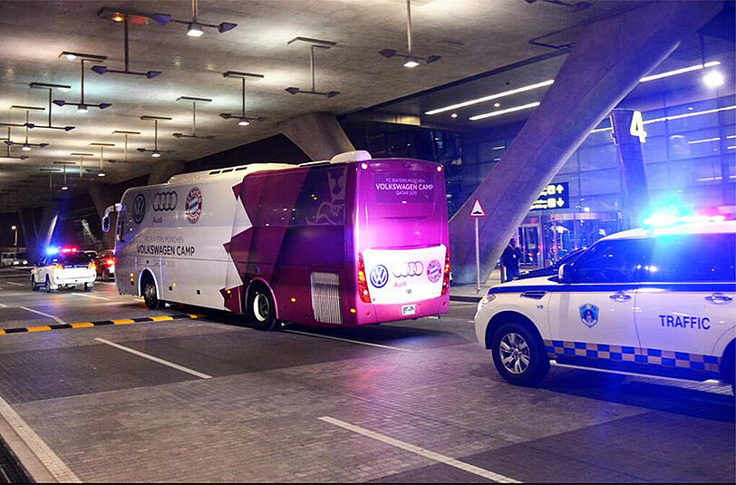 Per Polizeieskorte ins Teamhotel: Die Bayern sind am Freitagnachmittag in Doha gelandet.