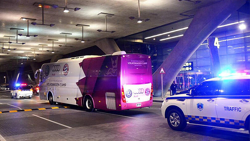 Per Polizeieskorte ins Teamhotel: Die Bayern sind am Freitagnachmittag in Doha gelandet.