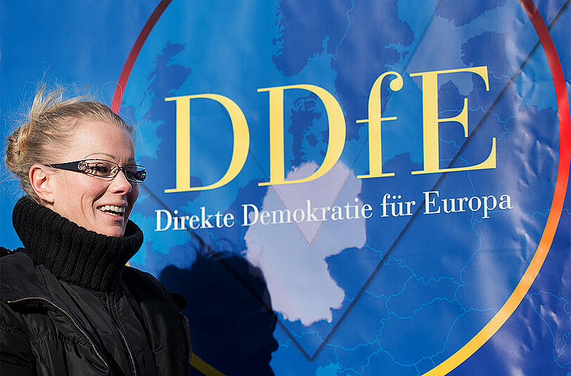 Die abgespaltene Bewegung "Direkte Demokratie für Europa", unter Leitung von Ex-Pegida-Sprecherin Kathrin Oertel, konnte bei ihrer erster Demonstration lediglich 500 Leute mobiliseren. Angemeldet waren 5000.