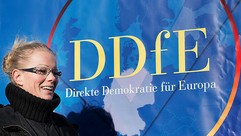 Die abgespaltene Bewegung "Direkte Demokratie für Europa", unter Leitung von Ex-Pegida-Sprecherin Kathrin Oertel, konnte bei ihrer erster Demonstration lediglich 500 Leute mobiliseren. Angemeldet waren 5000. Die abgespaltene Bewegung "Direkte Demokratie für Europa", unter Leitung von Ex-Pegida-Sprecherin Kathrin Oertel, konnte bei ihrer erster Demonstration lediglich 500 Leute mobiliseren. Angemeldet waren 5000.