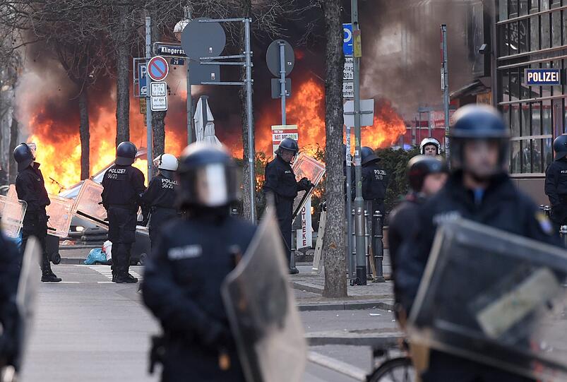 Der Protesttag der kapitalismuskritischen Blockupy-Bewegung hat in Frankfurt mit einer Welle der Gewalt begonnen