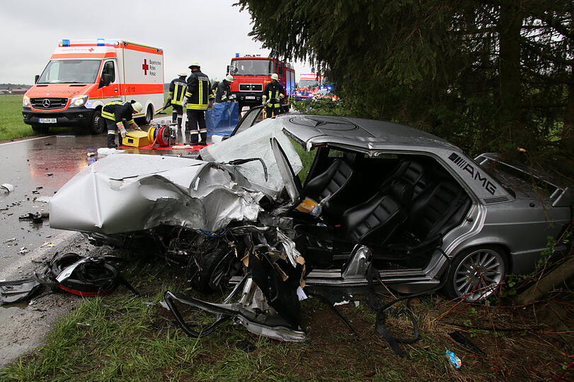 Mit voller Wucht krachten der Mercedes und der VW-Kastenwagen zusammen. Mindestens eine Person wurde bei dem Unfall schwer verletzt.