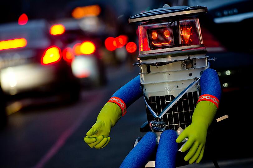 Cyber-Tramper: Beginnend in München startete der der trampende Roboter "Hitchbot" am 13. Februar mit Deutschland erstmals eine Tour außerhalb der USA. Nach verschiedenen Stationen an deutschen Sehenswürdigkeiten erreichte Hitchbot am 22. Februar wieder München. Bei seiner nächsten Reise, quer durch Nordamerika, haben Unbekannte den Roboter allerdigns derart vermöbelt, dass eine Reparatur unmöglich war.