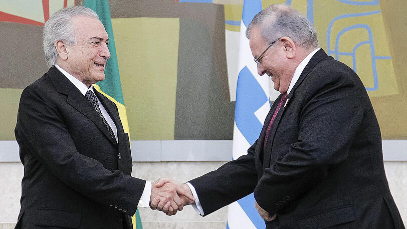 Brasiliens Präsident Michel Temer (L) mit dem griechischen Botschafter Kyriakos Amiridis. Amiridis wurde am Montag zuletzt lebend gesehen.
