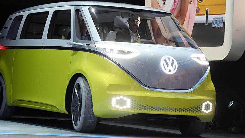 Volkswagen will den E-Bulli in Serie bauen lassen - und mehrere Milliarden Euro in alternative Antriebstechniken stecken. Volkswagen will den E-Bulli in Serie bauen lassen - und mehrere Milliarden Euro in alternative Antriebstechniken stecken.
