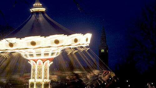 Kopenhagen: Kettenkarussell auf dem Weihnachtsmarkt im Tivoli, Foto: Visit Denmark Kopenhagen: Kettenkarussell auf dem Weihnachtsmarkt im Tivoli, Foto: Visit Denmark