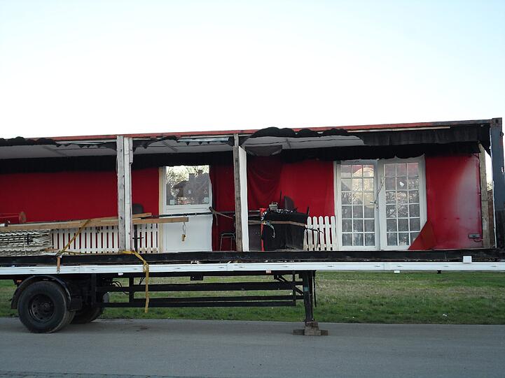 Ein etwas seltsamer Anblick: Die halbierten Container fürs Bazar-Zelt.