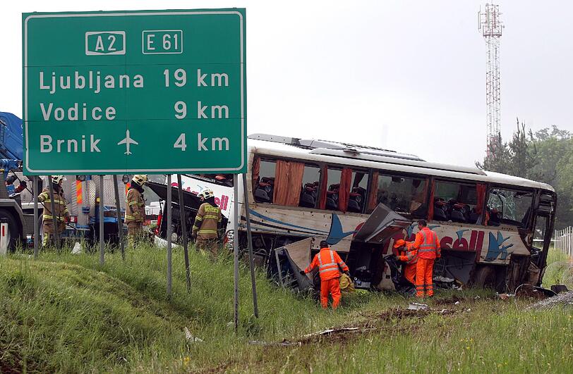 Der Bus aus Oberfranken kam in Slowenien von der Fahrbahn ab und kippte um. 20 Menschen verletzten sich.