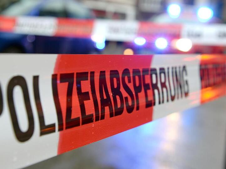 Ein Flatterband mit der Aufschrift "Polizeiabsperrung". Foto: Patrick Seeger/Archiv