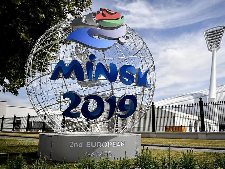 Das offizielle Logo der Europaspiele 2019 auf einer Kugel in Minsk.