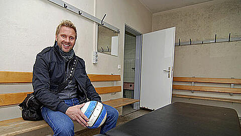 In die Kabine ist gute Laune eingekehrt: Thorsten Fink in der Umkleide des ESV-Stadions.