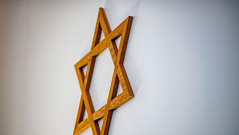 Ein Davidstern hängt an einer Wand im Gebetsraum einer Synagoge.