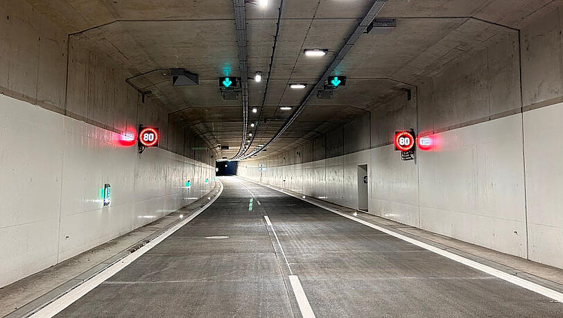 Im Tunnel ist es besonders wichtig, auf Ampeln und Verkehrszeichen zu achten. Im Tunnel ist es besonders wichtig, auf Ampeln und Verkehrszeichen zu achten.