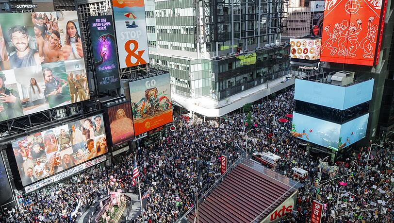 In New York nahmen laut Polizei mehr als 100.000 Menschen an Protesten teil.