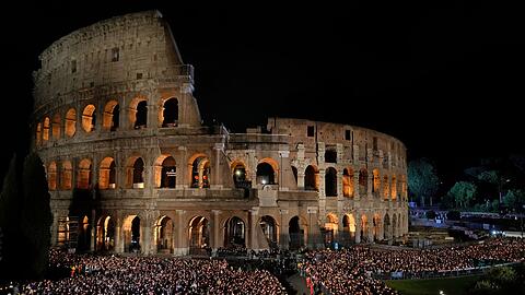 Mit einer Prozession am Kolosseum wird jedes Jahr in Rom an den Kreuzweg erinnert. (Archivbild)