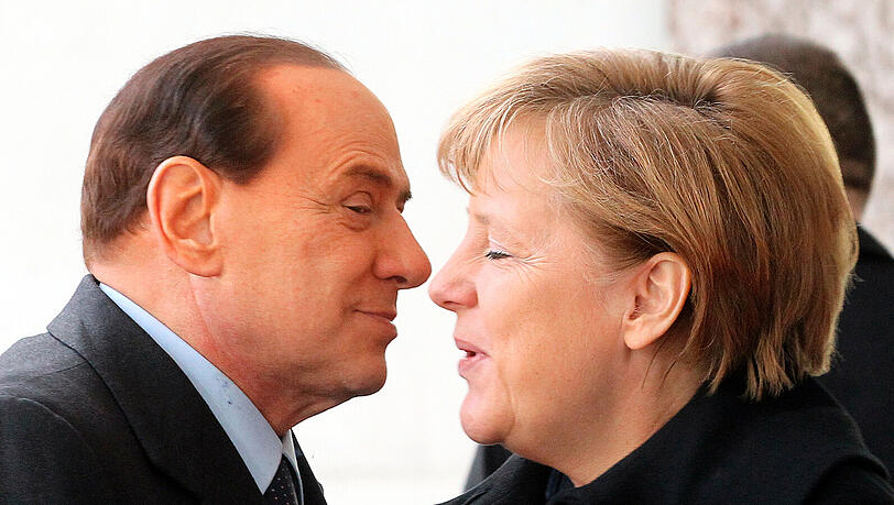 Küsschen links, Küsschen rechts – das war einmal. Italiens Ministerpräsident Berlusconi beleidigt Kanzlerin Merkel heftig. Küsschen links, Küsschen rechts – das war einmal. Italiens Ministerpräsident Berlusconi beleidigt Kanzlerin Merkel heftig.
