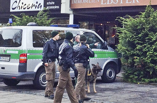 Einsatz am See: Polizisten vor der Boutique, die das Opfer betrieben hat.