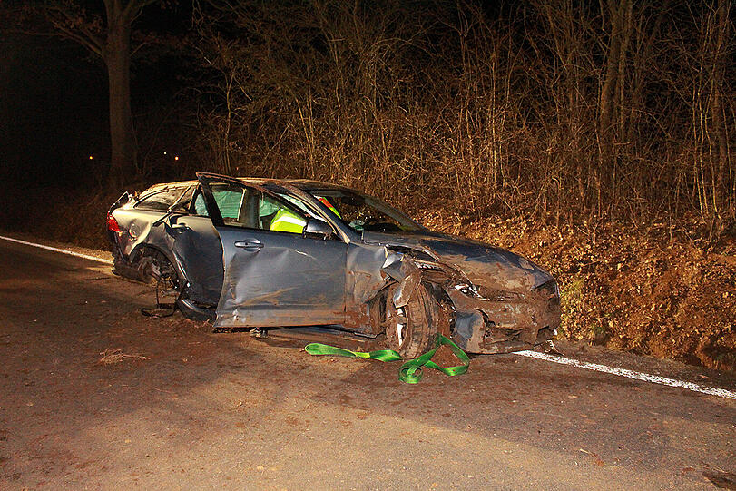 Gestohlener Jaguar überschlägt sich nach Verfolgungsjagd. Die Bilder vom Unfallort.