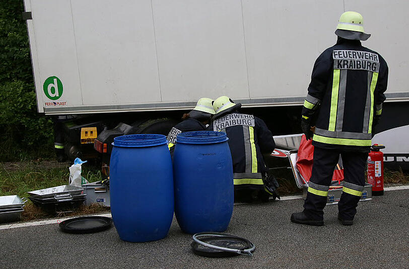 Bilder vom Unfall in Kraiburg, bei dem sich ein leere Sattelschlepper auf einem Berg verkeilte und so die gesamte Straße blockierte.