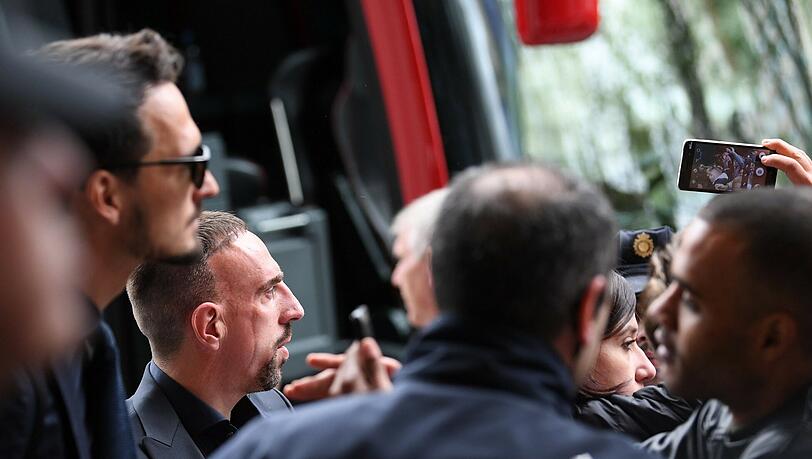 Die Stars des FC Bayern sind in Madrid angekommen! Jetzt gilt es den Fokus auf die Partie gegen Real Madrid zu richten. Die Bilder der Ankunft. Die Stars des FC Bayern sind in Madrid angekommen! Jetzt gilt es den Fokus auf die Partie gegen Real Madrid zu richten. Die Bilder der Ankunft.