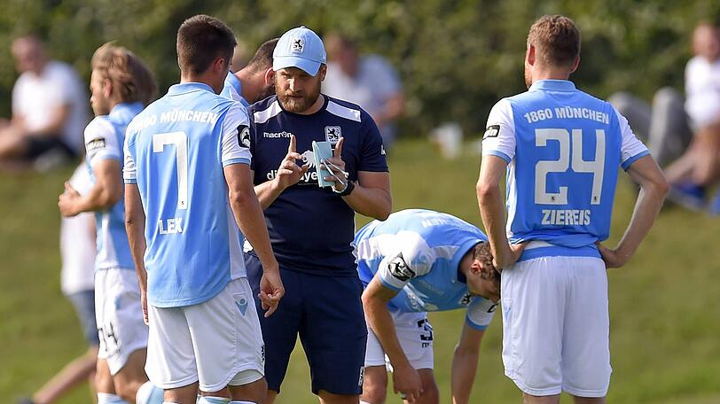 Unter seinen Löwen: Coach Daniel Bierofka (Mi.).