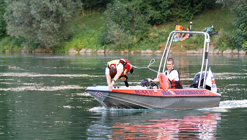 Nicht selten retten sie Leben - die Männer und Frauen der Kreiswasserwacht München. Nicht selten retten sie Leben - die Männer und Frauen der Kreiswasserwacht München.