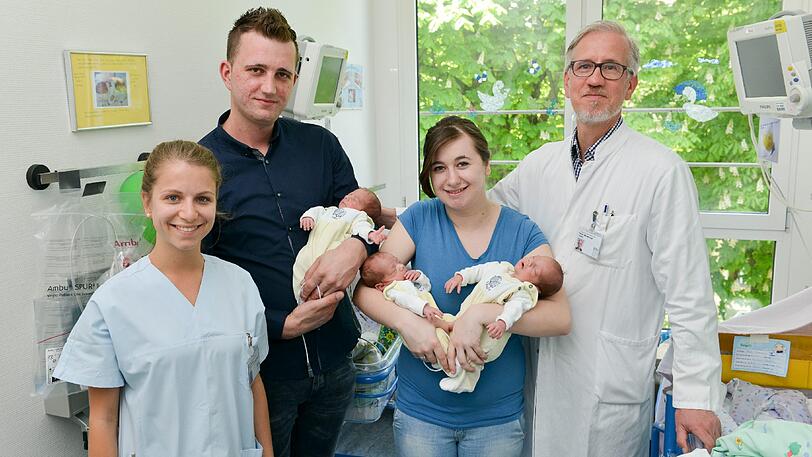 Drei ganz kleine Wuzerl: Die Frühchen wogen bei der Geburt nur 1220, 1230 und 1160 Gramm, sind aber wohlauf. Die Eltern, Admir und Adelisa, sind glücklich. Daneben: Kinderkrankenpflegerin Johanna Schmidt und der Arzt Prof. Marcus Krüger.