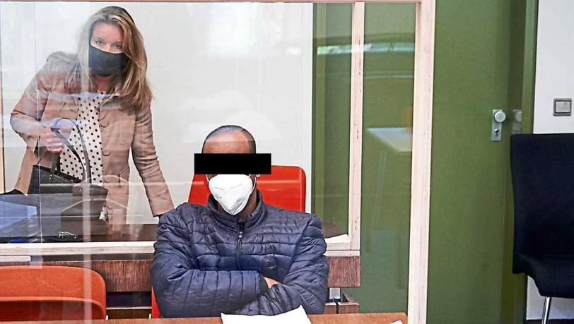 Der Angeklagte mit Anwältin Ingrid Babic.